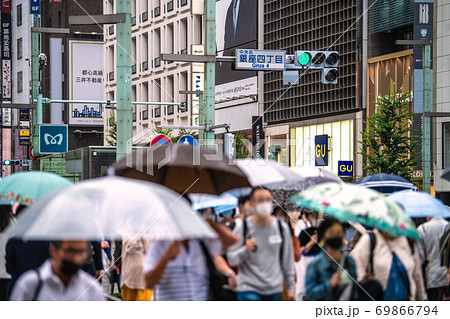 日本の東京都市景観 東京・銀座、マスク姿が目立つ。新型コロナウイルスの脅威が今も続く＝9月25日 69866794