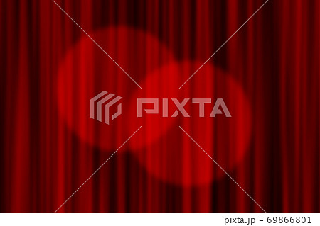 スポットライトの当たるカーテン 69866801