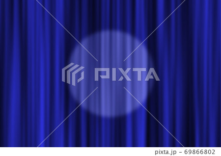 スポットライトの当たるカーテン 69866802