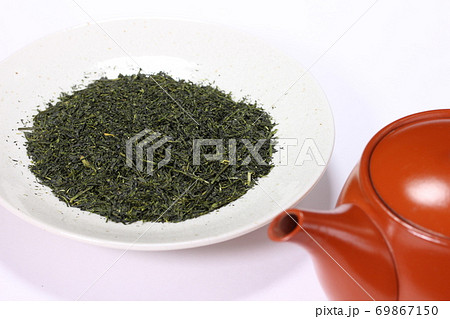 煎茶の茶葉と急須 69867150