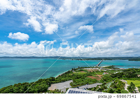 古宇利オーシャンタワーから見る古宇利島と古宇利大橋の風景の写真素材 69867541 Pixta