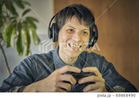 ゲームをする男性 69868490