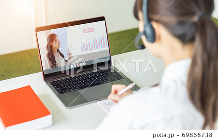 オンライン授業を受ける学生 オンライン授業を受ける学生 69868738