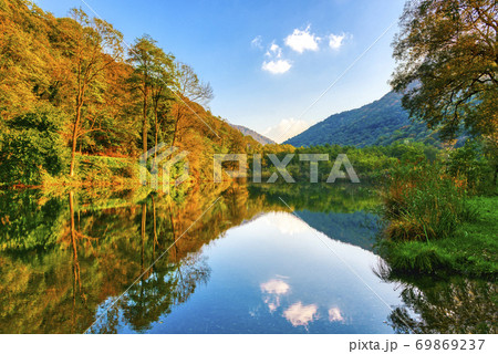 Autumn colors in the wood and lake 69869237