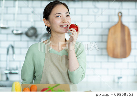 キッチンに立つかわいい女性 69869553