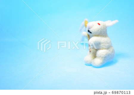 ニードルフェルトで作ったススキを持つウサギ 69870113