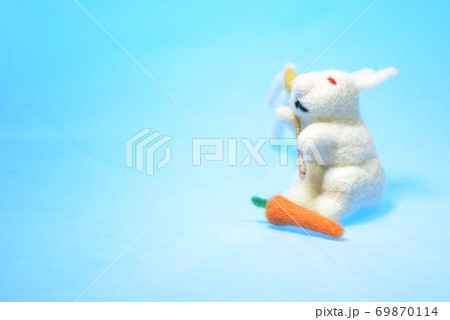 ニードルフェルトで作ったススキを持つウサギ 69870114