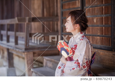 浴衣を着た女性 69870243