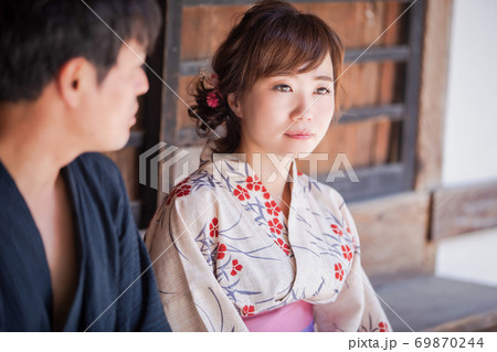 浴衣を着た男女 69870244
