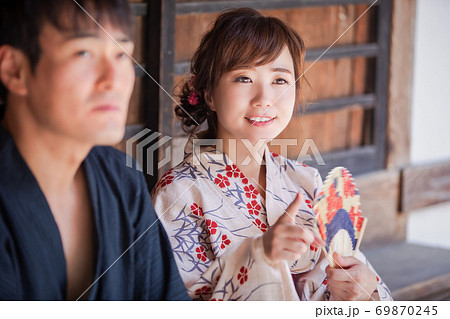 浴衣を着た男女 69870245