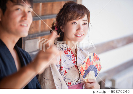 浴衣を着た男女 69870246