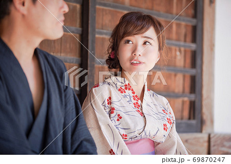 浴衣を着た男女 69870247