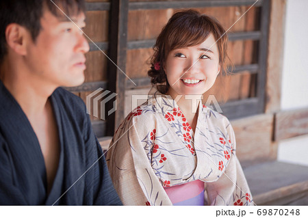 浴衣を着た男女 69870248