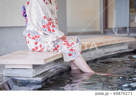 足湯に入る女性 69870271
