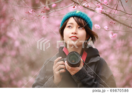 写真を撮る女性 69870586