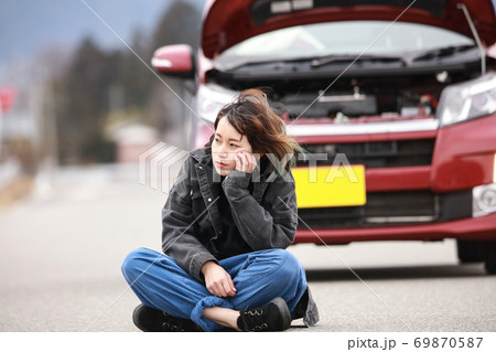 車が故障した女性 69870587
