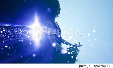 マインドフルネス 精神統一 瞑想をする女性 マインドフルネス 精神統一 瞑想をする女性 69870811