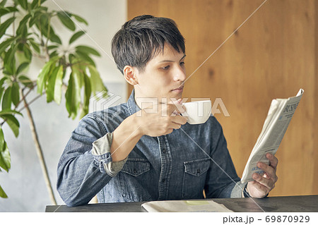 新聞を読む男性 新聞を読む男性 69870929
