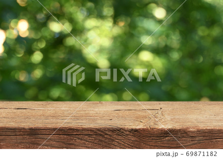 Empty table Empty table 69871182