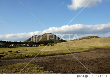 草千里と丘の風景 草千里と丘の風景 69871684