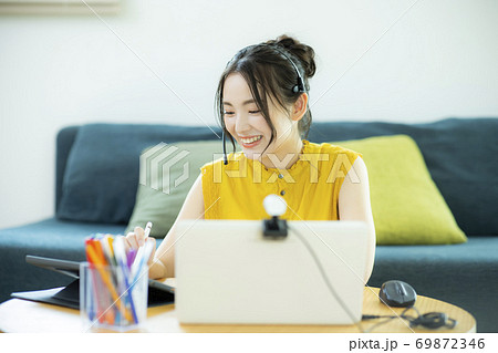 女性　テレワーク　パソコン　スマホ 69872346