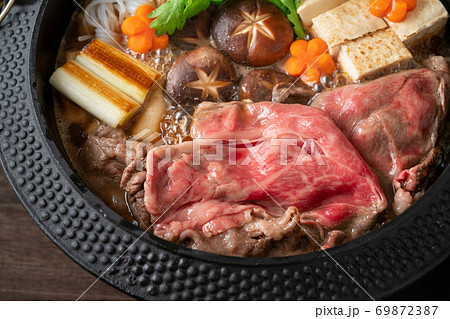 すき焼きを調理する すき焼きを調理する 69872387