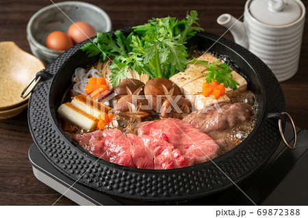 すき焼きを調理する 69872388
