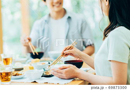 朝食を食べる若いカップル 69873300