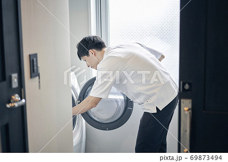 洗濯をする男性 洗濯をする男性 69873494