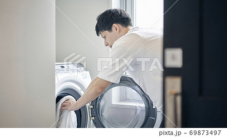 洗濯をする男性 洗濯をする男性 69873497
