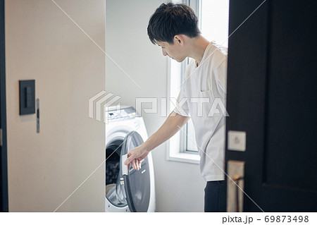 洗濯をする男性 69873498