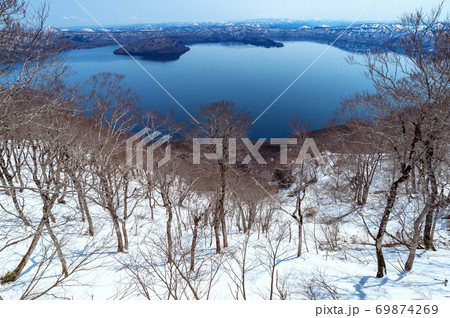 【青森県十和田湖】御鼻部山から眺める初春の十和田湖 69874269