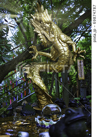 光り輝く龍と水晶玉 光り輝く龍と水晶玉 69874787