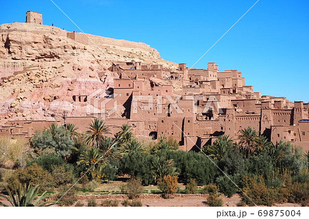 サハラ砂漠の玄関口アイットベンハドゥの集落 69875004