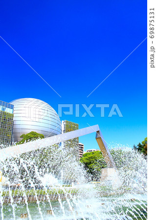 名古屋市、名古屋市科学館と噴水の風景 名古屋市、名古屋市科学館と噴水の風景 69875131
