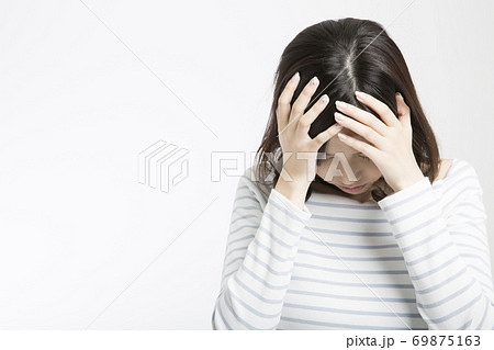 頭を抱える女性 69875163