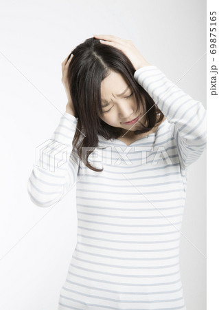 頭を抱える女性 69875165