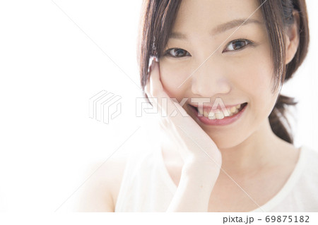 笑顔の女性 69875182
