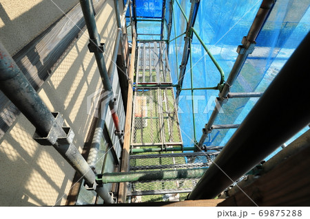 屋内から見た工事現場の足場 69875288
