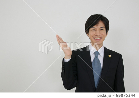スーツ姿の若い清々しい弁護士 スーツ姿の若い清々しい弁護士 69875344