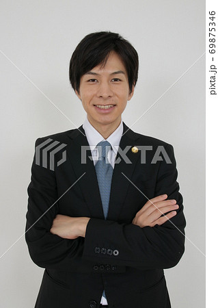 スーツ姿の若い清々しい弁護士 スーツ姿の若い清々しい弁護士 69875346