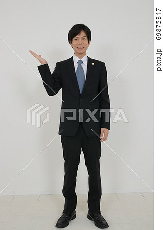スーツ姿の若い清々しい弁護士 69875347