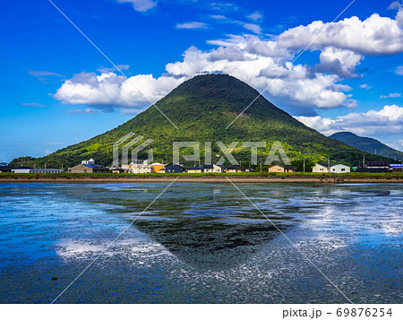 香川県 丸亀市 青空の下の讃岐富士 飯野山の写真素材 69876254 Pixta