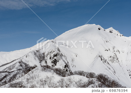 群馬県と新潟県の境目にある日本百名山の冬期谷川岳の天神尾根から観える山頂 群馬県と新潟県の境目にある日本百名山の冬期谷川岳の天神尾根から観える山頂 69876394