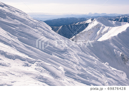 群馬県と新潟県の境目にある日本百名山の冬期谷川岳のオキの耳からトマの耳の間から観えるオジカ沢ノ頭 69876428