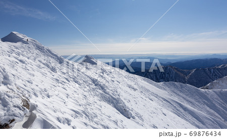 群馬県と新潟県の境目にある日本百名山の冬期谷川岳の山頂(オキの耳/トマの耳)と青空 群馬県と新潟県の境目にある日本百名山の冬期谷川岳の山頂(オキの耳/トマの耳)と青空 69876434