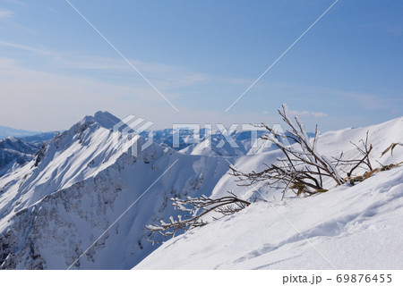 群馬県と新潟県の境目にある日本百名山の冬期谷川岳の天神尾根から観える旗と凍った木と旗 群馬県と新潟県の境目にある日本百名山の冬期谷川岳の天神尾根から観える旗と凍った木と旗 69876455