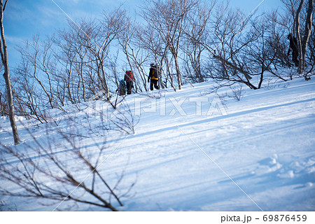 群馬県と新潟県の境目にある日本百名山の冬期谷川岳の天神尾根 69876459