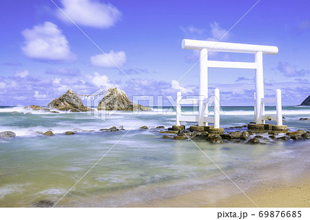 福岡県 糸島市  スローシャッターで撮影した二見ヶ浦の白い鳥居と夫婦岩 69876685