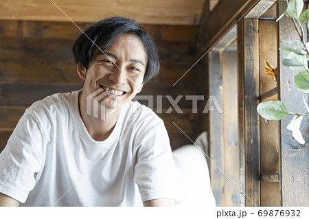 白いTシャツを着たアラサーの男性 69876932